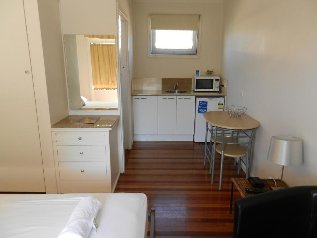Golden Shores Motel Bilinga Стая снимка